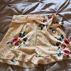 Adorable Flowy shorts with belt  NWOT